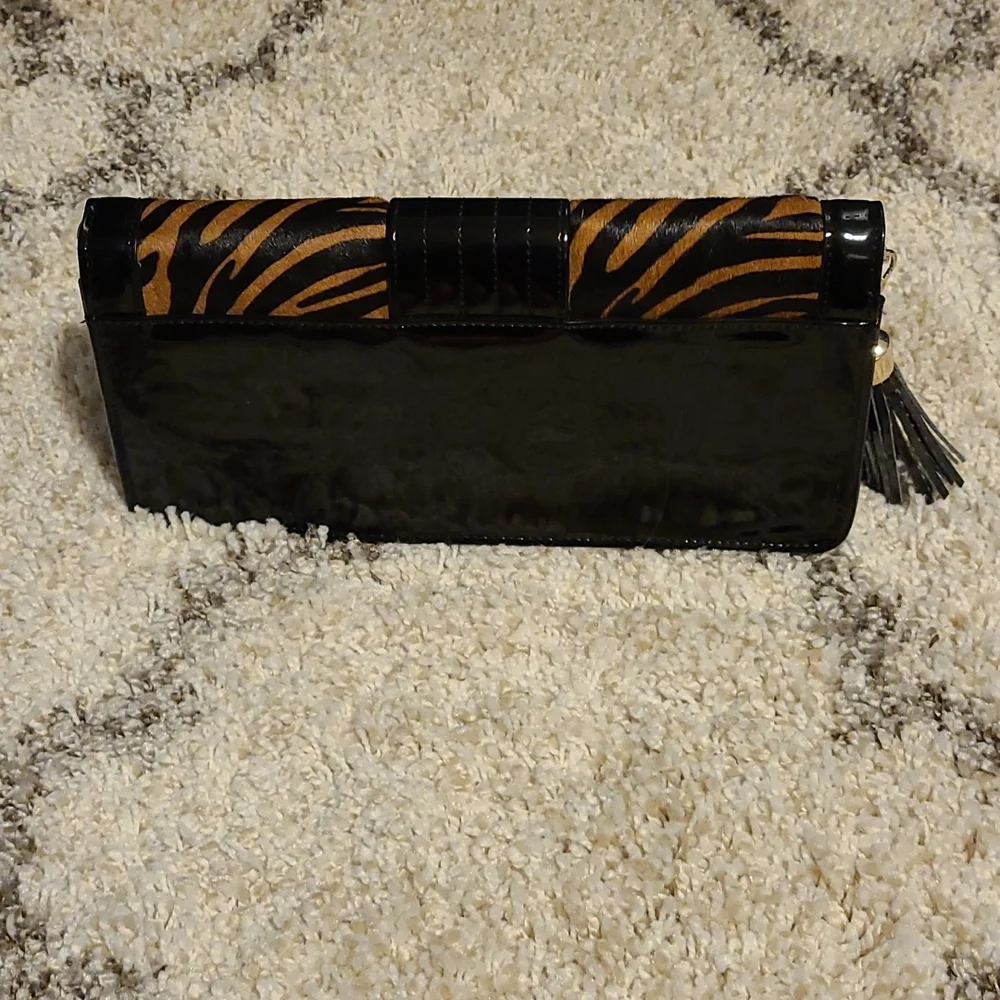 NWOT Tiger Print White House Black Market Crossbody Clutch - Picture 3 of 12